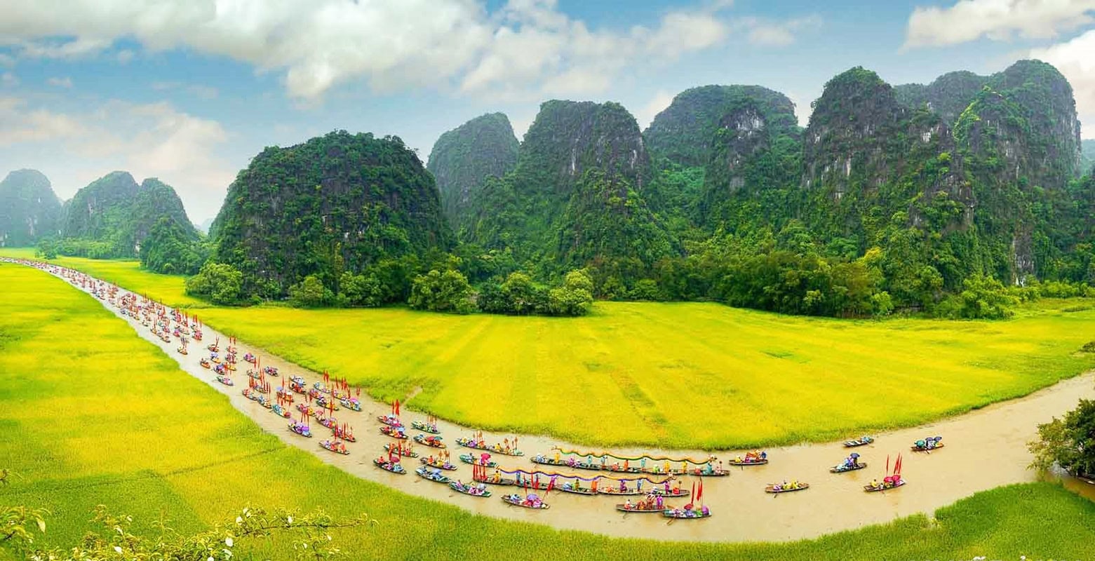 Rowed sampan boats on the river at Tam Coc, Ninh Binh