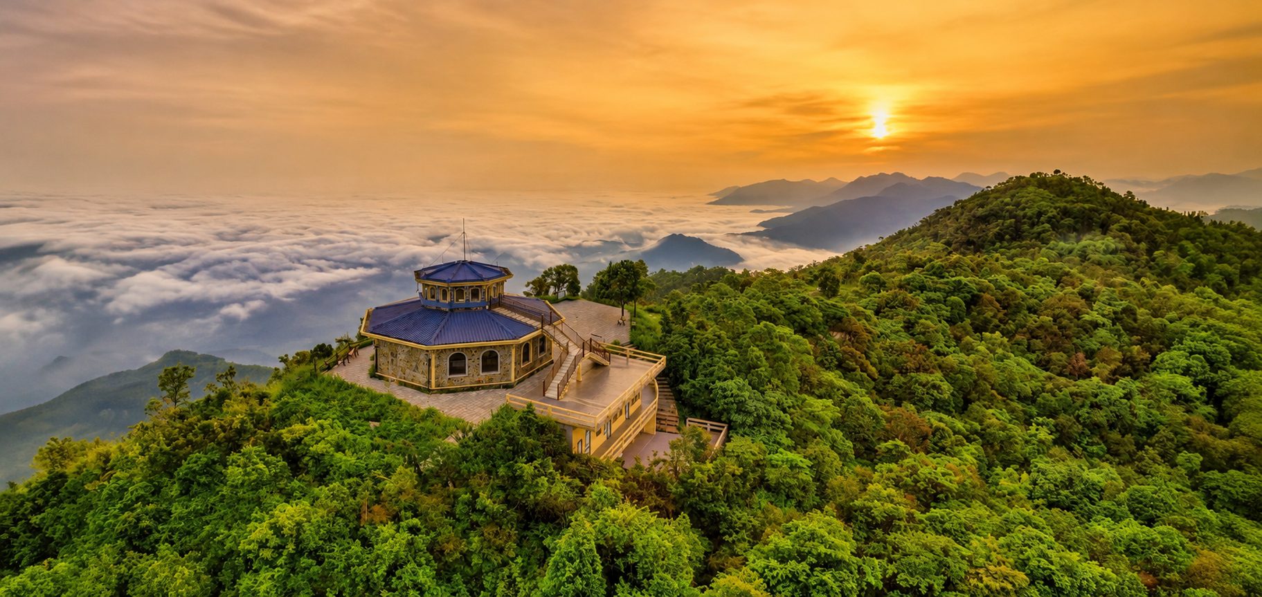 Panoramic sunrise view from Vong Hai Dai summit overlooking the mountains and sea of clouds